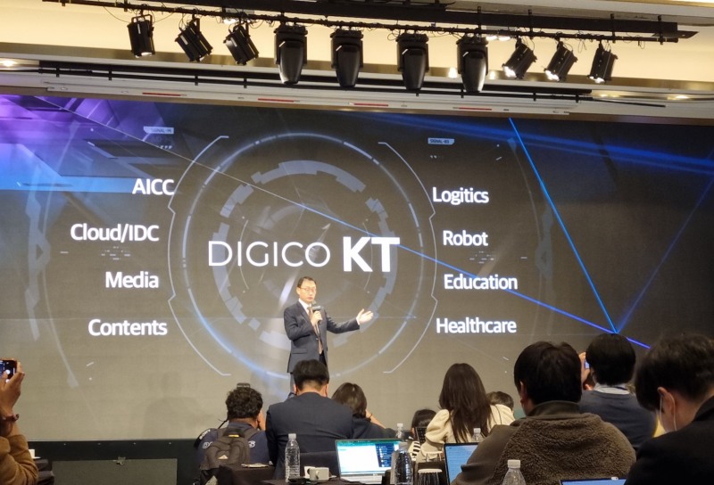 구현모 KT 대표가 16일 열린 KT AI 기자간담회에서 'AI 3대 전략'을 소개하고 있다. 사진=정은경 기자