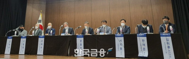한국대부금융협회장이 15일 오전 10시 서울 중구 은행회관에서 '제13회 소비자금융 컨퍼런스'를 개최했다. 사진은 이날 패널토론에 참여한 토론자들. 왼쪽부터 김대규 서울디지털대 교수와 고동원 성균관대 법학전문대학원 교수, 강태수 카이스트 경영대학원 교수. 오른쪽부터 김미루 한국개발연구원 연구위원, 한재준 인하대 교수, 서지용 상명대 교수, 문종진 연세대 교수(가운데). /사진=신혜주 기자.