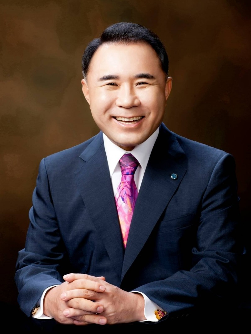 윤홍근 회장이 15일 국민훈장 모란장을 수훈했다./사진제공=BBQ그룹