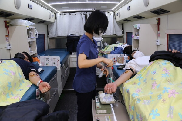 한화손해보험 임직원들이 헌혈행사에 참여하고 있다./사진=한화손해보험
