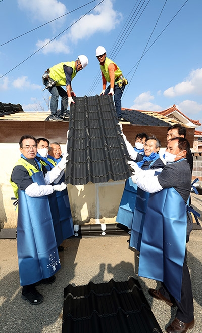 농협중앙회, '사랑의 집고치기' 봉사 농업·농촌 활력화