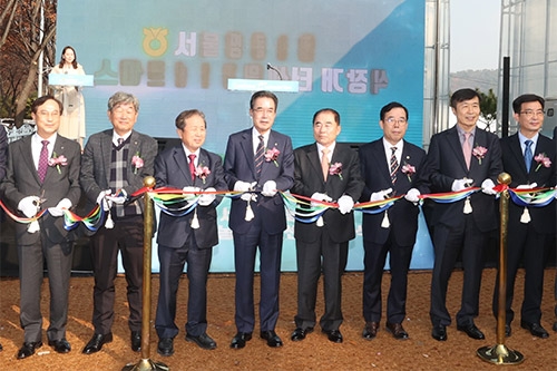 ▲ 왼쪽에서 네 번째 이성희 농협중앙회장과 다섯 번째 이종호 영동농협 조합장.