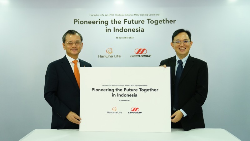 한화생명 여승주 대표이사(왼쪽)와 Lippo그룹 아드리안 슈어만(Adrian Suherman) Multipolar 대표(오른쪽)가 MOU 체결 후 기념 촬영을 하고 있다./사진=한화생명