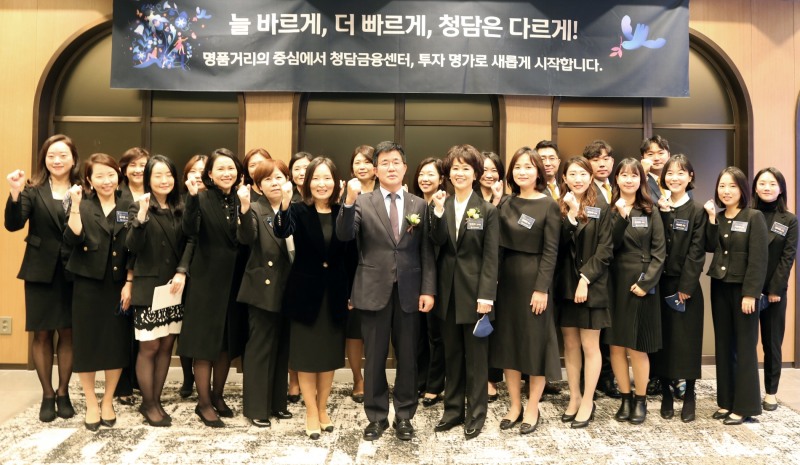 16일 이영창 신한투자증권 대표이사(사진 중앙)와 청담금융센터 직원들이 오픈 기념촬영을 하고 있다. / 사진제공= 신한투자증권(2022.11.16)