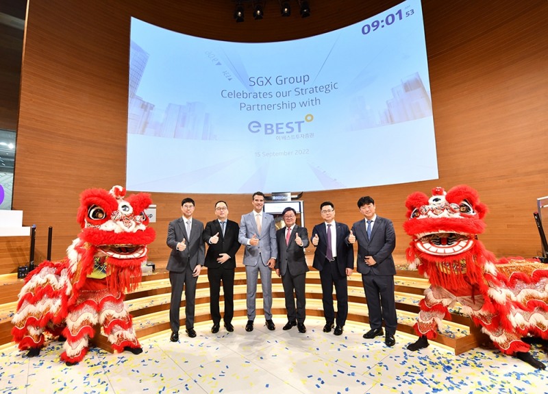 이베스트투자증권은 싱가포르거래소(SGX) 파생상품 트레이딩 멤버십을 취득했다. 김원규 이베스트투자증권 사장(오른쪽에서 세 번째), 폴 드윈 SGX그룹 부사장(왼쪽에서 세 번째) / 사진제공= 이베스트투자증권(2022.11.17)