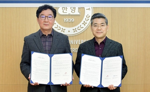 김찬형 한양대 공대학장(왼쪽)과 최경환 SK온 차세대배터리 담당. 제공=SK온.