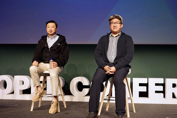 현대오토에버 SW품질혁신사업부 김성운 상무(왼쪽)와 검증솔루션개발팀 김범섭 팀장. 제공=현대오토에버.