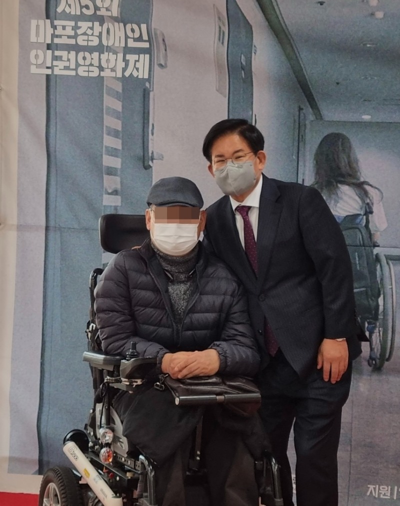 박강수 마포구청장(오른쪽)이 18일 제5회 마포장애인 인권영화제를 찾은 방문객들과 소통하는 모습./사진제공=마포구