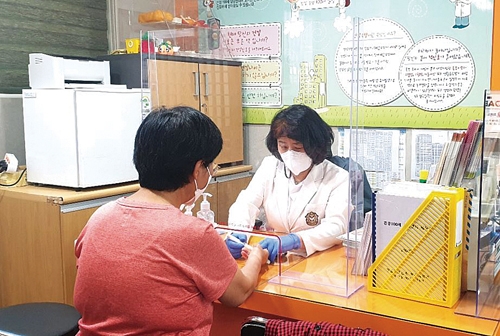 ▲ 강동구민이 건강100세 상담센터에서 상담을 받는 모습. 사진제공 = 강동구