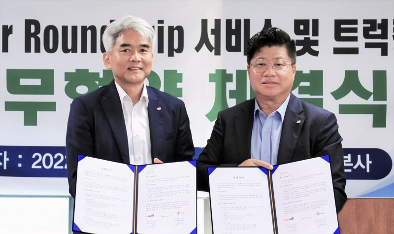 SM상선 유조혁 대표(왼쪽)와 CJ대한통운 강병구 글로벌부문장이 업무협약 체결 한 뒤 기념촬영을 하는 모습./사진=SM상선