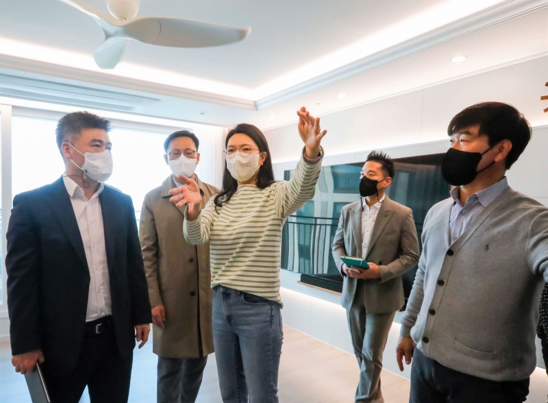 DL이앤씨 직원들이 지난 18일 경기 파주 ‘e편한세상 운정 어반프라임’ 현장에서 개최한 ‘홈커밍 데이’ 행사에서 입주민과 상품 개선점에 대한 소통을 나누고 있다./사진제공=DL이앤씨