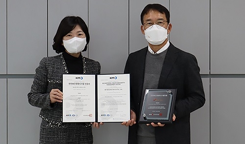 황은주 한국경영인증원 대표이사(왼쪽)와 이정재 SK네트웍스서비스 경영지원실장. 제공=SK네트웍스서비스.