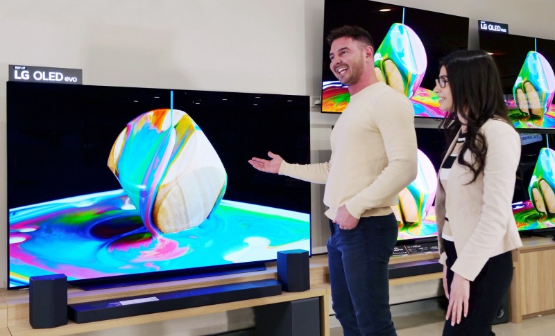 호주 고객들이 LG 올레드 에보를 살펴보고 있다. 사진=LG전자