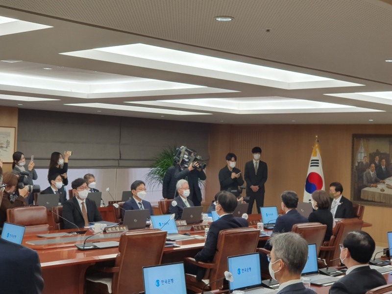 24일 서울 태평로 삼성본관 건물에 위치한 한국은행에서 진행된 11월 금융통화위원회에서 이창용 한은 총재가 의사봉을 두드리고 있다. 금통위 7인 체제 모습. / 사진= 한국금융신문(2022.11.24)