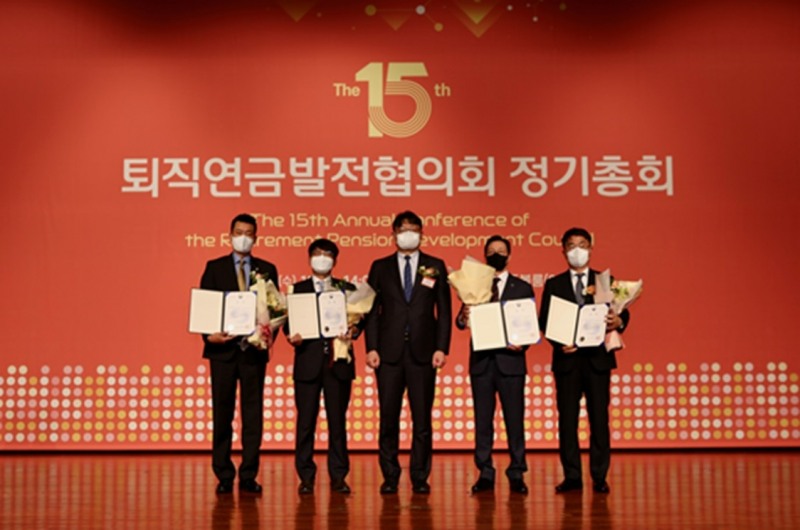 이재원 푸본현대생명 사장(왼쪽에서 첫번째)이 권기섭 고용노동부 차관(왼쪽에서 세번째)과 기념촬영을 하고 있다./사진=푸본현대생명