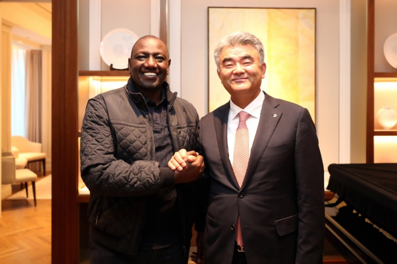 윌리엄 루토(William Ruto) 케냐 대통령과 중흥그룹 정원주 부회장 / 사진제공=대우건설
