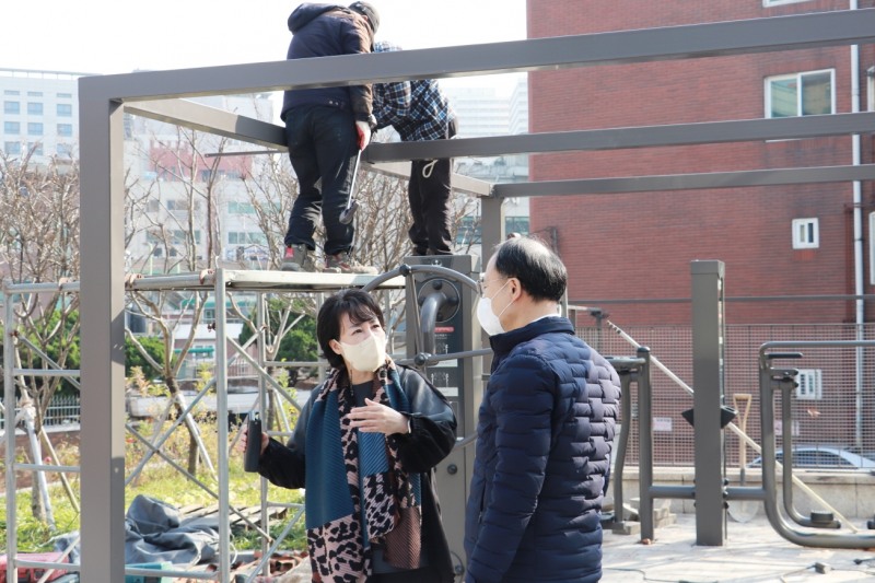 서울 중구의회 양은미 의원이 비가림 시설 설치 현장을 살펴보고 있다./사진제공=중구의회