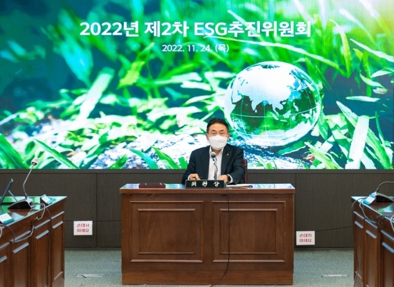 김춘안 위원장(농업·녹색금융부문 부행장)이 24일 농협은행 본사에서 개최된 '제2차 ESG추진위원회'에서 모두 발언을 하고 있다. / 사진제공=농협은행