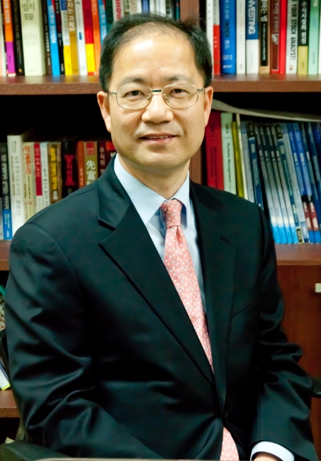 김형호 한국채권투자운용 대표이사 △ 1962년생 / 부산대 경제학과 졸업 / KDI School 자산운용경영학 석사 / CFA(국제공인재무분석사) / 1987년 LG상사 국제금융부 / 1988년 유화증권 / 1996년 조흥투신 채권운용팀장 / 2005년 동양투신 채권운용본부장 / 2006년 아이투신 채권운용본부장 / 2010년 한국채권투자자문 대표이사 / 2021년~2022년 11월 현재 한국채권투자운용 대표이사 // 사진제공= 한국채권투자운용