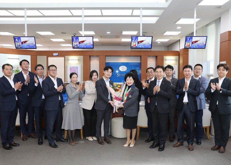 강신숙 Sh수협은행 은행장(가운데)이 제주지역금융본부를 찾아 현장경영을 마치고 직원들과 기념촬영을 하는 모습. / 사진제공=수협은행