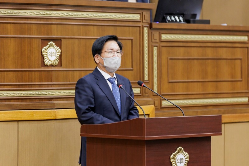 박강수 마포구청장이 마포구의회 본회의장에서 2023년도 예산안 제출에 따른 시정연설을 하는 모습./사진제공=마포구