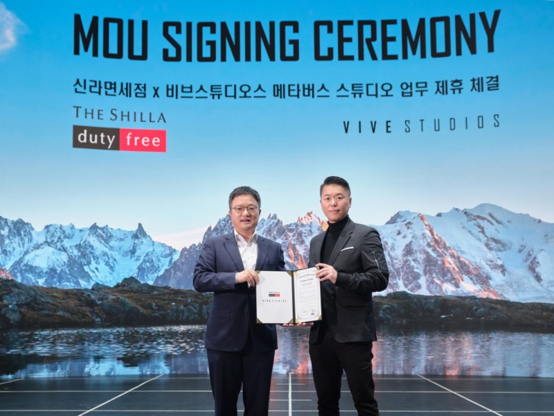 비브스튜디오스 김세규 대표와 호텔신라 TR부문장 김태호 부사장(사진 왼쪽)이 기념촬영을 하고 있다./ 사진제공 = 호텔신라