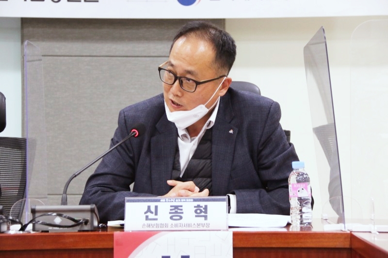 신종혁 손해보험협회 소비자서비스본부장이 29일 오전9시 국회의원회관 제9간담회의실에서 열린 '보험 관련 공공언어 사용 실태 및 개선방안, 쉬운 우리말쓰기 정책 토론회' 패널토론에서 발언을 하고 있다./사진=장호성 기자