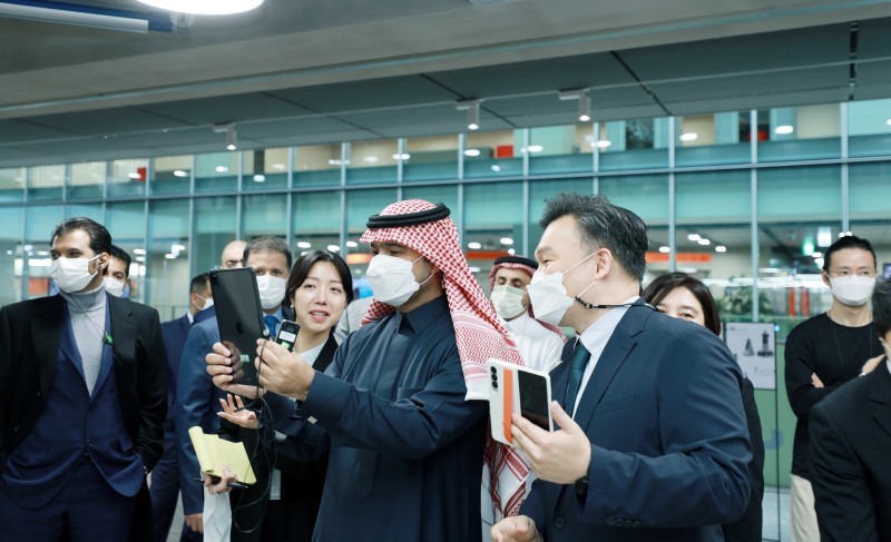 알 호가일 사우디아라비아 자치행정주택부 장관이 디지털트윈 기반 AR 기술을 통해 1784를 둘러보고 있다. 2022.11.29/ 사진=네이버