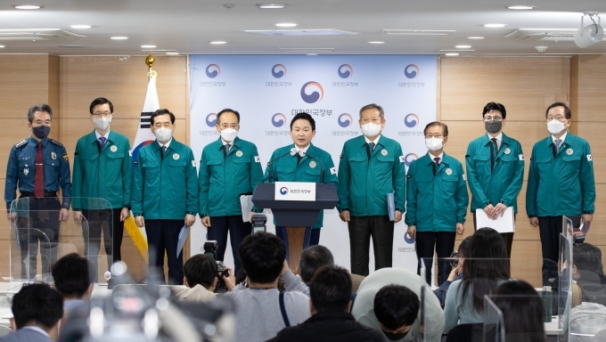 29일 오전, 원희룡 국토교통부 장관을 비롯한 주무부처 관계자들이 화물연대 운송거부 총파업에 대한 '업무개시명령'과 관련한 브리핑을 진행하고 있다. / 사진=국토교통부