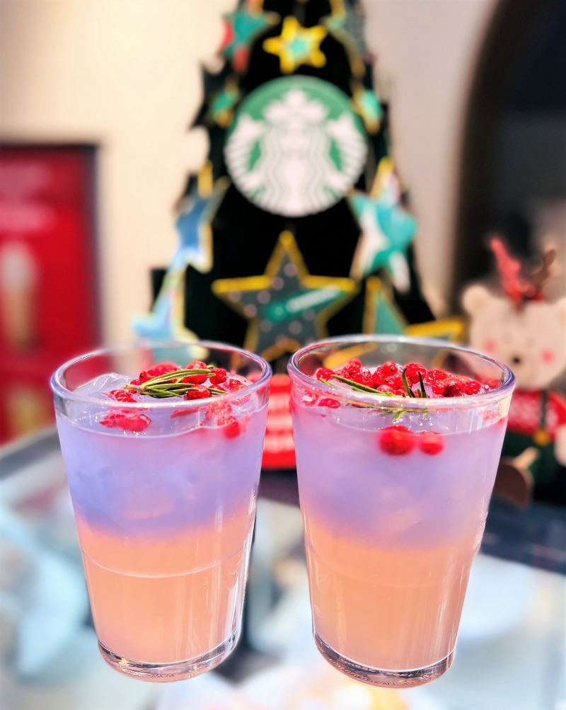 스타벅스의 겨울 시즌 음료 오로라 캐모마일 릴렉서가 2030세대를 사로잡았다./사진제공=스타벅스커피코리아