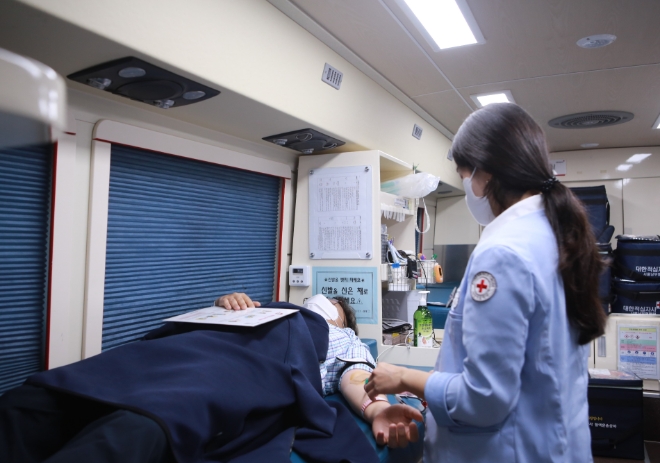 금호석유화학(대표이사 백종훈)은 1일 서울 을지로 시그니쳐타워 본사 앞에서 임직원들과 함께 사랑의 헌혈에 동참했다. /사진=금호석유화학.