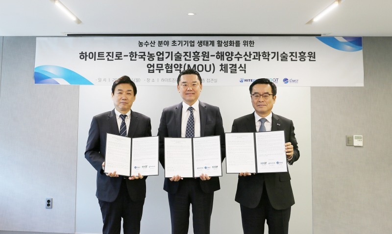 (왼쪽부터) 오운열 해양수산과학기술진흥원 원장, 김인규 하이트진로 대표이사, 안호근 한국농업기술진흥원 원장이 기념사진을 촬영하고 있다./ 사진제공 = 하이트진로