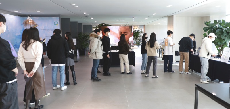 넥슨 직원들이 사내 기부 이벤트 ‘제3회 더블유WEEK’에 참여하고 있다. 사진=넥슨