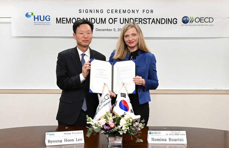 여의도 HUG 회의실에서 진행된 업무협약식 후 이병훈 HUG 사장대행(왼쪽)과 OECD WISE센터 로미나 보아리니 센터장(오른쪽)이 기념촬영을 하고 있다. / 사진제공=HUG