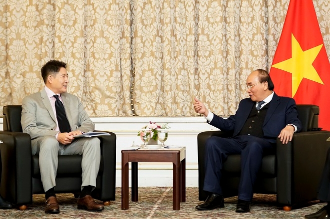 조현준 효성 회장(왼쪽)과 응우옌 쑤언 푹 베트남 국가주석. 제공=효성.