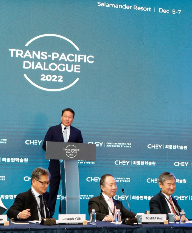 최종현학술원 이사장인 최태원 회장은 5일(현지시간) 학술원이 미국 워싱턴 D.C. 인근에서 마련한 '2022 트랜스 퍼시픽 다이얼로그(Trans-Pacific Dialogue. 이하 TPD)'에 참석해 글로벌 이슈 해결을 위해 한·미·일이 함께 지혜를 모을 것을 강조했다. /사진=Sk그룹.