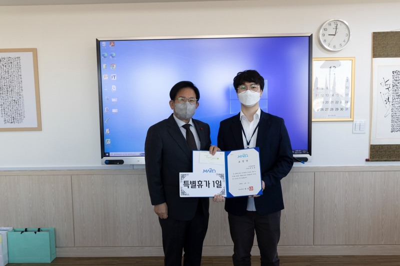 박강수 마포구청장(왼쪽)이 업무개선에 힘쓴 직원에게 표창장을 전달하고 기념촬영을 하는 모습./사진=마포구