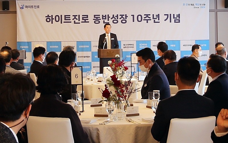 하이트진로 김인규 대표가 동반성장, 상생협력 선포 10주년을 기념한 오찬 행사에서 인사말을 하고 있다./ 사진제공 = 하이트진로