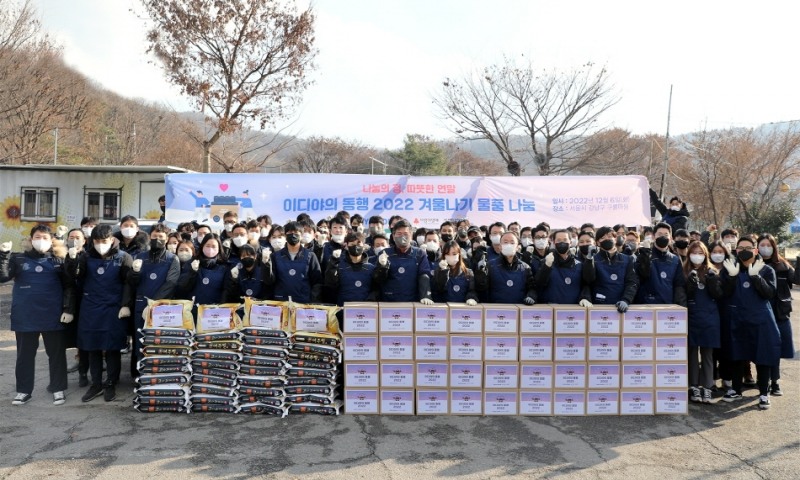 6 일 서울 강남구 구룡마을 일대에서 겨울나기 물품을 전달하는 이디야커피 임직원들은 올해는 서울지역 소외계층 188가구에 5천만원 상당의 물품을 지원했다./사진제공=이디야커피