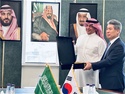 윤종원 IBK기업은행장이 지난 4일 모하메드 알 투와이즈리 사우디 SME Bank 이사회의장 및 관계자들과 면담 후 기념품을 교환하는 모습. / 사진제공=기업은행