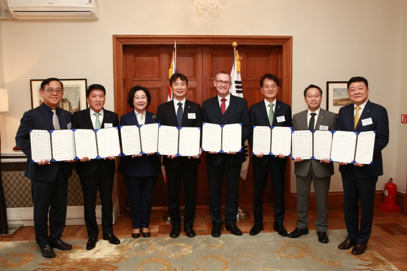8일 오후 서울 중구 주한 영국대사관에서 금융감독원과 영국대사관, 이화여자대학교 및 국내 주요 기업 대표들이 기후리스크 관리모형 개발을 위한 업무협약을 체결하고 기념촬영을 하고 있다. 왼쪽부터 권희백 한화투자증권 대표이사, 함영주 하나금융그룹 회장, 김은미 이화여자대학교 총장, 이복현 금융감독원장, 콜린 크룩스 주한영국대사, 손병환 NH농협금융지주 회장, 남이현 한화솔루션 대표이사, 편정범 교보생명 대표이사./사진=교보생명