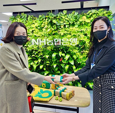 농협은행 인천본부, ESG 경영 실천 위한 폐현수막 새활용 제품 선보여