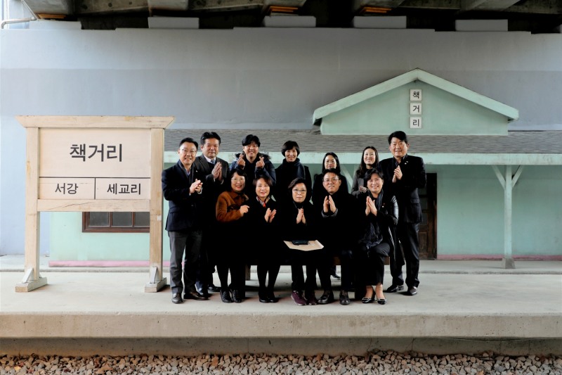 마포구의회 행정건설위원회 권영숙 위원장을 비롯한 소속 의원들이 경의선 책거리를 현장방문하고 기념촬영을 하는 모습./사진제공=마포구의회