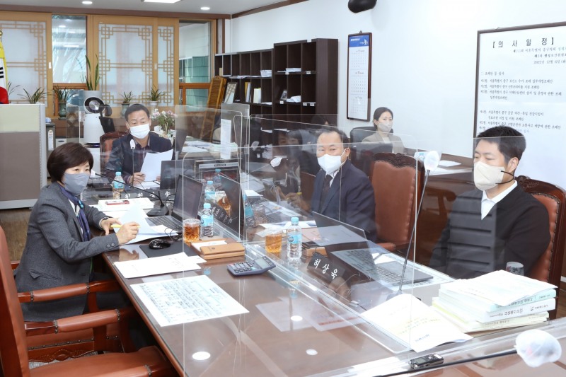 서울 중구의회 행정보건위원회가 예산안을 심사하는 모습./사진제공=중구의회