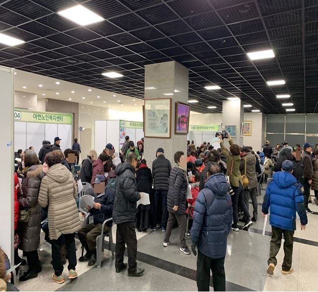 마포구 노인 일자리 박람회에 참여하는 어르신들의 모습./사진제공=마포구