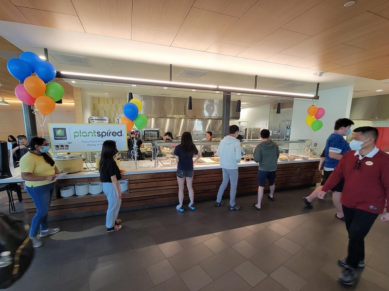 美 현지 캘리포니아대 리버사이드캠퍼스 교내식당에서 학생들이 풀무원USA의 식물성 지향 식품을 활용한 점심메뉴로 식사를 하고 있다./ 사진제공 = 풀무원