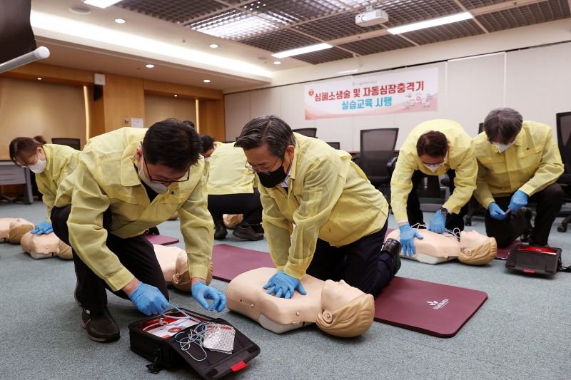 김헌동 사장을 비롯한 임원들이 심폐소생술 및 자동심장충격기 실습을 진행하고 있다./사진제공=SH공사