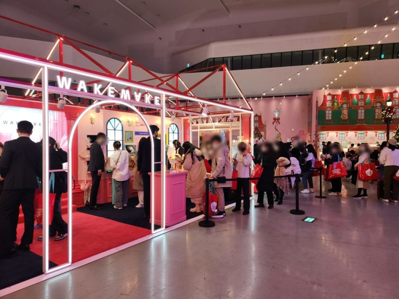 올리브영은 '산타마을' 콘셉트로 기초 화장품과 색조 화장품 존을 나눠서 운영한다. 그 중 산타마을 내 웨이크메이크 부스 앞의 모습/사진=나선혜기자