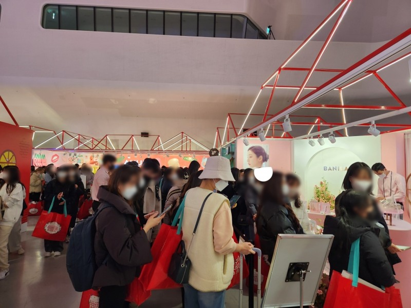 올리브영 어워즈&페스타 산타마을 내 브랜드 '바닐라코' 부스 앞 모습./사진=나선혜기자