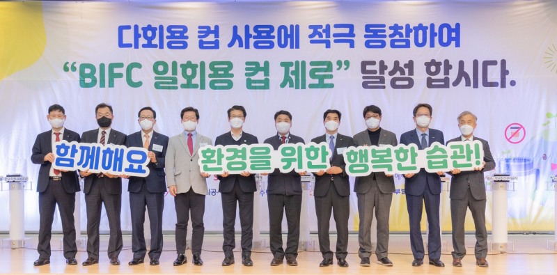 (왼쪽부터) 한국주택금융공사 이규진 상임이사, 한국예탁결제원 최정철 전략기획본부장, BNK부산은행 박명철 경영전략그룹장, 한국남부발전 김우곤 기술안전본부장, 부산광역시 이근희 환경물정책실장, 오은택 남구청장, 기술보증기금 조정섭 본부장, SK텔레콤 이준호 ESG추진 담당, 한국자산관리공사 신흥식 부사장, 주택도시보증공사 윤명규 주택도시기금본부장. 사진=SK텔레콤